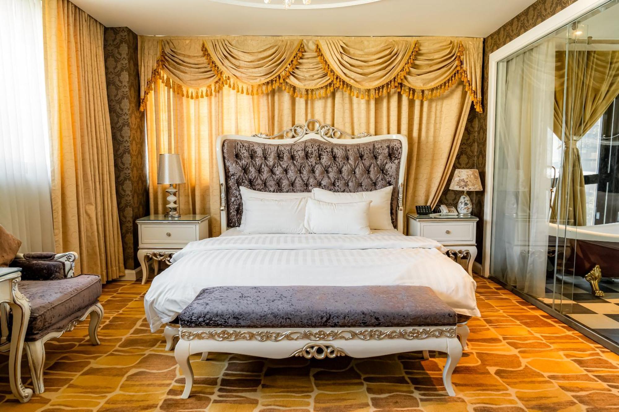Hoang Trieu Hotel Хошимин Екстериор снимка