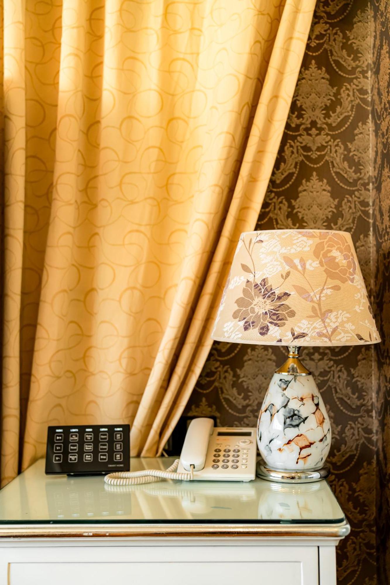 Hoang Trieu Hotel Хошимин Екстериор снимка